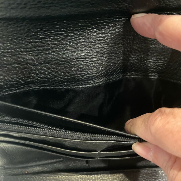 ☀️Host Pick☀️ EUC Brighton Black Leather & Croc Embossed Shoulder WOC - Picture 11 of 15